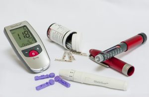 GlucoSmart Blutzucker Messsystem Messgerät Teststreifen Pen Lanzetten Insulin Diabetes Messung